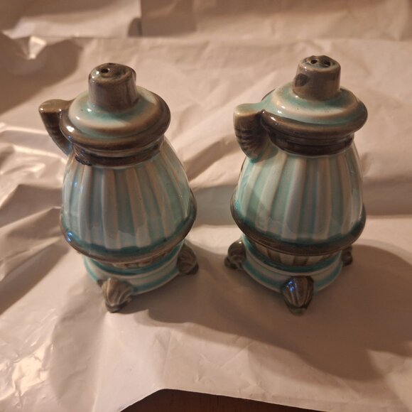 Ceramic wood burning stove salt and pepper shakers - Picture 5 of 7